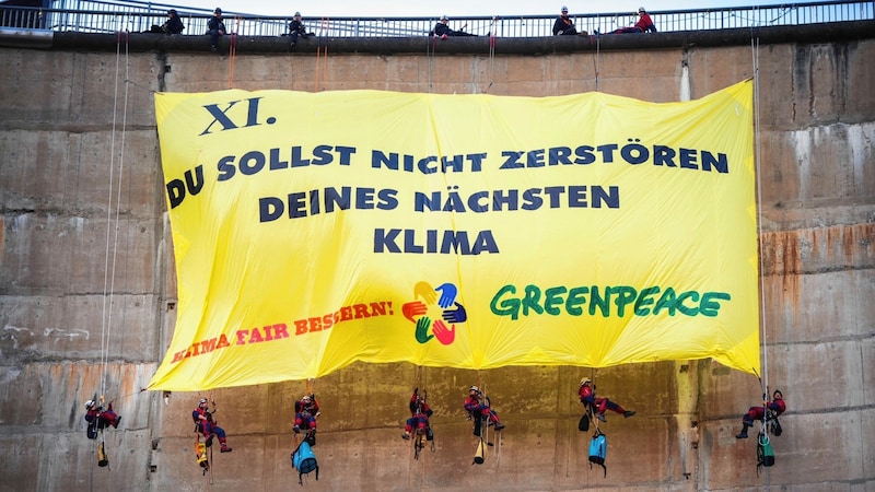 Greenpeace-Aktivisten bei einer „Kletter-Übung“ (Bild: EVN/Matejschek)