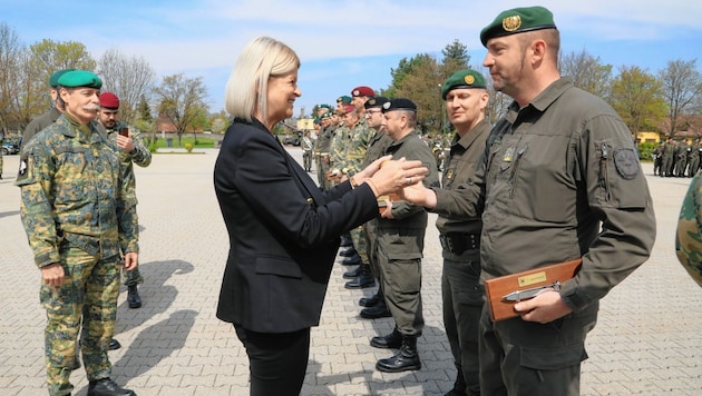 Die Soldaten des Jahres 2021 wurden beim Brigade-Tag von der Verteidigungsministerin ausgezeichnet. (Bild: Rojsek-Wiedergut Uta)