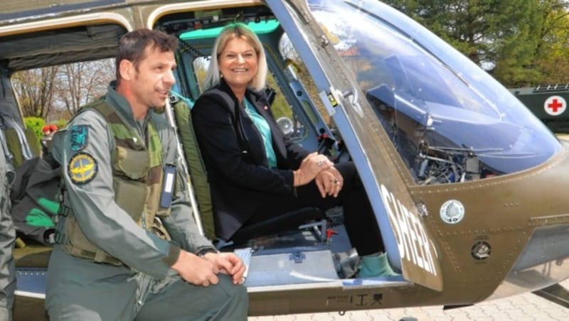 Klaudia Tanner an Bord eines Helikopters. (Bild: Rojsek-Wiedergut Uta)