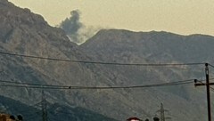 Rauch hinter dem Berg Jabal Matin (Irak) kurz vor der türkischen Offensive (Bild: AFP)