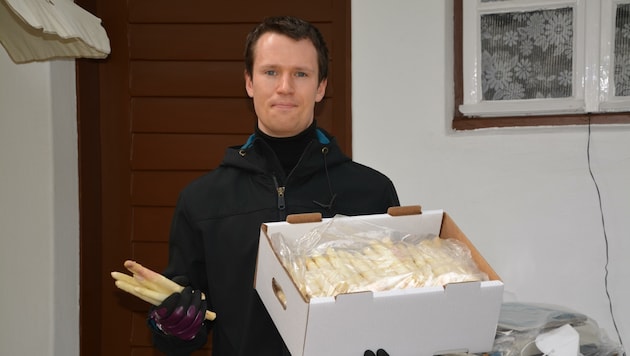 Andreas Haider verkauft seinen Sandriegelspargel in Illmitz. (Bild: Charlotte Titz)