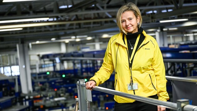 Andrea Pilz-Kapfinger, Regionalleiterin der Logistikzentren für Oberösterreich und die Steiermark bei der Post, sucht am Standort zusätzliche Mitarbeiter. (Bild: Alexander Schwarzl)