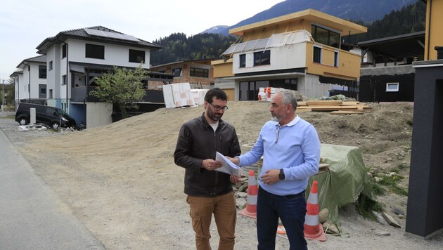 Vater und Sohn Greil vor dem Baugrund, um den ein heftiger Streit entbrannt ist (Bild: Birbaumer Christof)