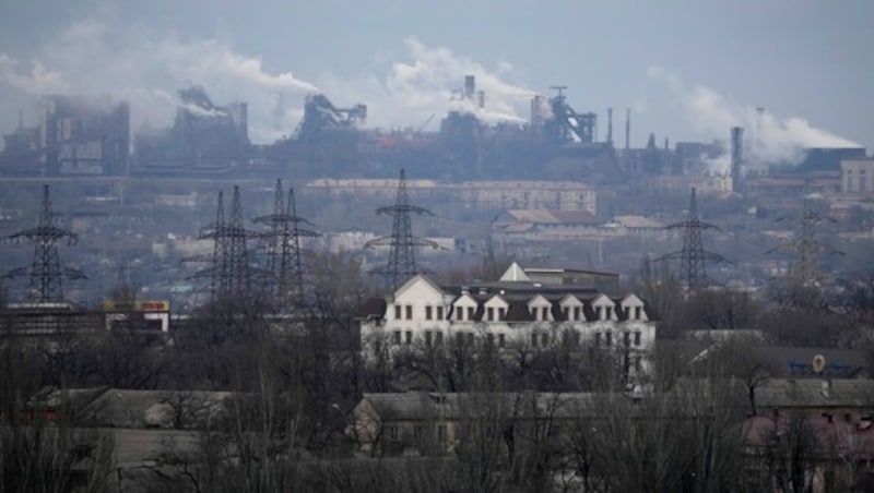 Die riesige Fabrik bot Tausenden Menschen Arbeit und beherrscht das Stadtbild von Mariupol. (Bild: AP)