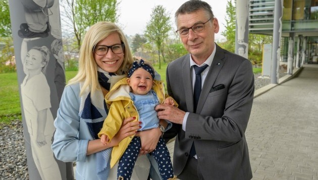 Bereits 70 Kinder - wie die kleine Mia – hier mit Mama Katharina Kern und Primar Wanderer – kamen trotz Endometriose in Melk zur Welt. (Bild: zVg)