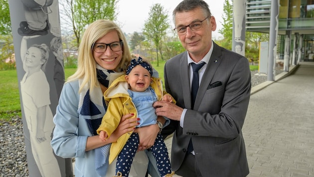 Bereits 70 Kinder - wie die kleine Mia – hier mit Mama Katharina Kern und Primar Wanderer – kamen trotz Endometriose in Melk zur Welt. (Bild: zVg)