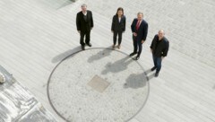 Fadi Dorninger, Landeshauptmann Thomas Stelzer, Isolde Perndl und Bischof Manfred Scheuer beim „Glockenring der Pummerin“ (das Denkmal erinnert seit 1956 an die Herstellung und die Verabschiedung der Pummerin) vor dem Südportal des Linzer Landhauses. (Bild: Land OÖ/Denise Stinglmayr)