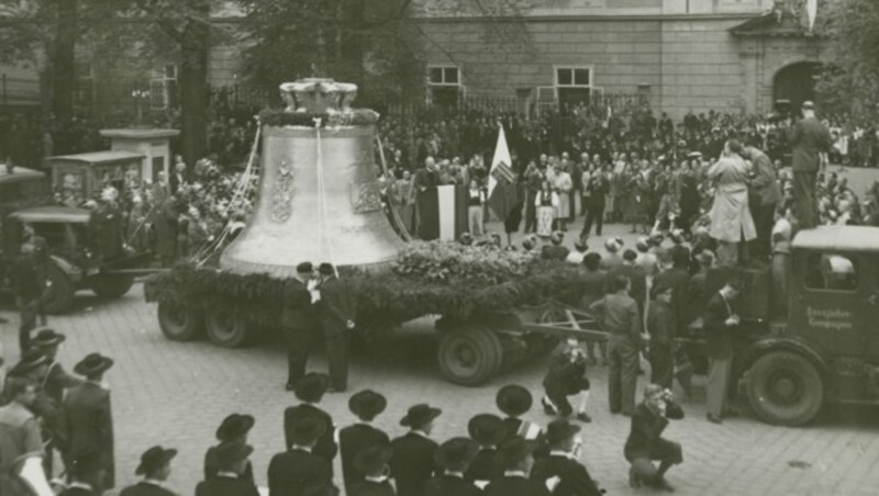 Abschiedsfeier am 25. April 1952 vor dem Linzer Landhaus, Festzug (Bild: Max Eiersebner)