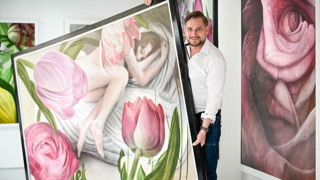 Durch die Blume: Aigner in der Urfahraner Galerie mit dem Bild seiner Frau Oksana Kuzo (Bild: Alexander Schwarzl)