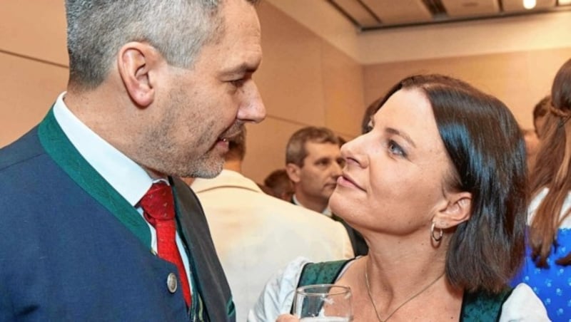 Karl Nehammer mit Gattin Katharina am niederösterreichischen Bauernbundball (Bild: Starpix/Alexander TUMA)