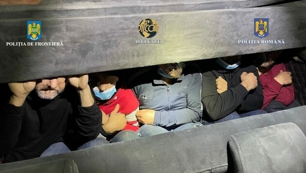 Bei Zugriffen in Rumänien und Moldawien befreiten Fahnder über 100 zusammengepferchte Flüchtlinge aus Fahrzeugverstecken. (Bild: Polizei)