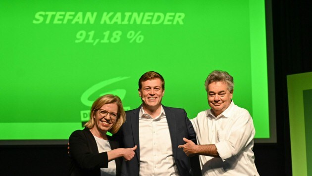 Stefan Kaineder (Mitte) mit Ministerin Leonore Gewessler und Vize-Kanzler Werner Kogler nach seiner Wiederwahl bei der Landesversammlung der Grünen OÖ in Vorchdorf. (Bild: Markus Wenzel)