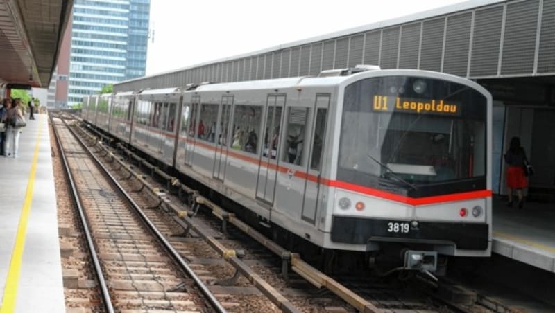 Da U-Bahn-Fahrer in geschlossenen Kabinen unterwegs sind, ist das Arbeiten bei einer symptomlosen Corona-Infektion möglich. Bei einem Bus-Chauffeur verhält es sich anders. (Bild: KRONEN ZEITUNG)