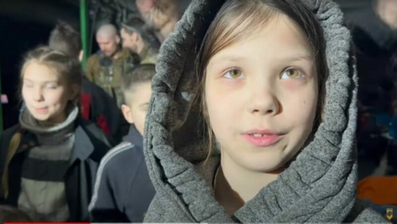 Unter den verbliebenen Zivilisten scheinen sich offenbar auch zahlreiche Kinder zu befinden. (Bild: Azov Media)