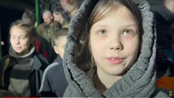 Unter den verbliebenen Zivilisten scheinen sich offenbar auch zahlreiche Kinder zu befinden. (Bild: Azov Media)