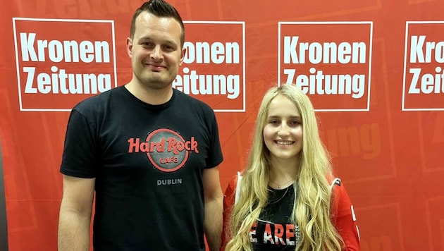 „Krone“-Podcaster Patrick Jochum mit Paraski-Ass Elina Stary (Bild: zVg/JOMO KG)