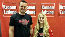 „Krone“-Podcaster Patrick Jochum mit Paraski-Ass Elina Stary (Bild: zVg/JOMO KG)