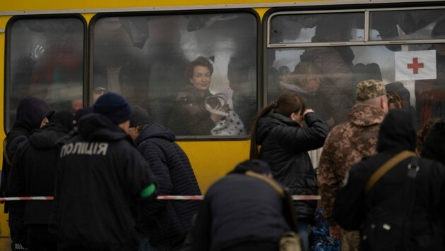 Ein Bus mit Flüchtlingen aus der Stadt Mariupol (Bild: AP/Leo Correa)