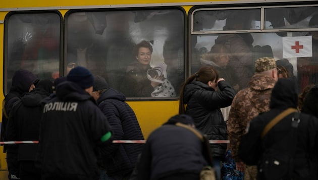 Große Fluchtbewegungen (wie hier aus Mariupol) erleichtern es Infektionskrankheiten, sich auszubreiten. (Bild: AP/Leo Correa)