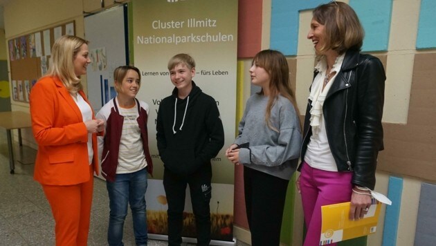 Landesrätin Winkler (li.)besuchte die ukrainischen Schüler, die jetzt in der Mittelschule in Illmitz unterrichtet werden. (Bild: Bgld. Landesmedienservice)