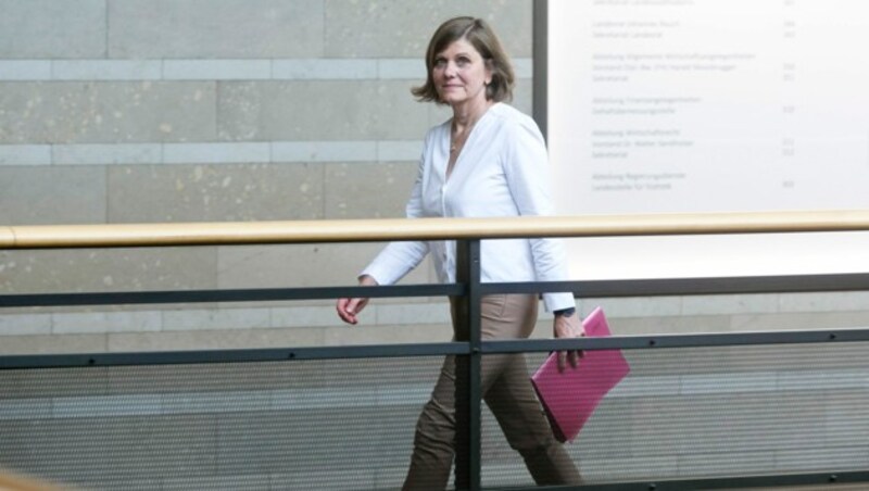 Bildungslandesrätin Barbara Schöbi-Fink hätte in Betragen sicher die Note Eins verdient. Ob es in Sachen Management auch für ein „Sehr Gut“ reicht? (Bild: Mathis Fotografie)