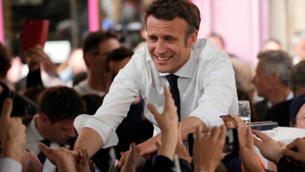 Emmanuel Macron liegt in Umfragen mit 57,5 Prozent deutlich vor Marine Le Pen. (Bild: AP Photo/Christophe Ena, File)