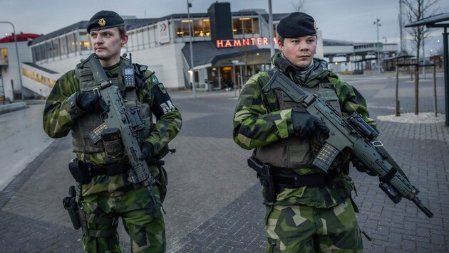 Schwedische Soldaten patrouillieren auf der Insel Gotland. (Bild: APA/AFP/TT NEWS AGENCY/Karl MELANDER)