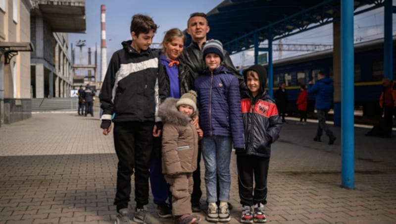 Diese sechsköpfige Familie floh 125 Kilometer zu Fuß. (Bild: AFP)