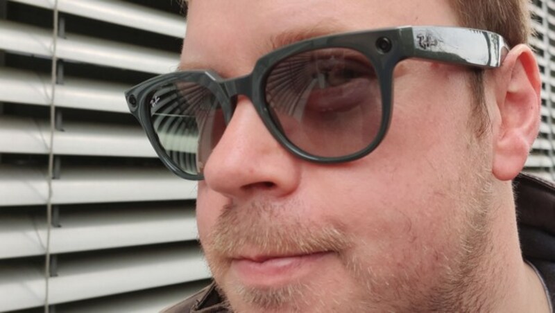 Über die Optik kann man streiten: Die Ray-Ban Stories ist die schwerste und wuchtigste Sonnenbrille, die unser Tester je trug. (Bild: Mara Tremschnig)