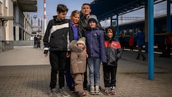 Jewgen Tischtschenko und seine Frau Tetjana Komisarowa traten gemeinsam mit ihren vier Kindern auf eigene Faust die rund 225 Kilometer lange Flucht nach Saporischschja an: zu Fuß.
 (Bild: AFP )