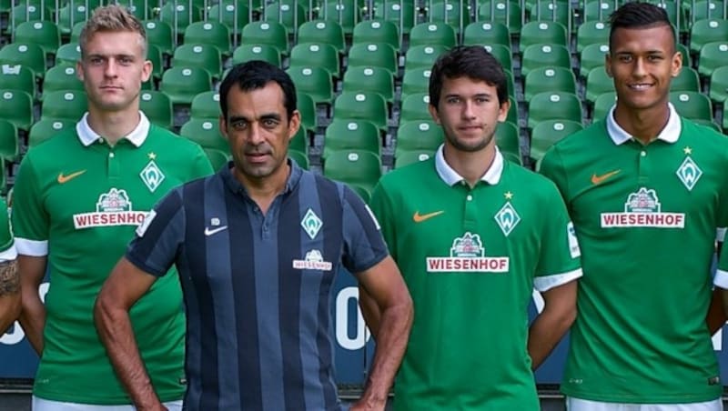 Austria Klagenfurts Julian von Haacke (Zweiter von rechts) trifft heute wieder auf seinen Ex-Coach von Werder Bremen, den aktuellen Wolfsberg-Trainer Robin Dutt (Zweiter von links). (Bild: EXPA/ Andreas Gumz)