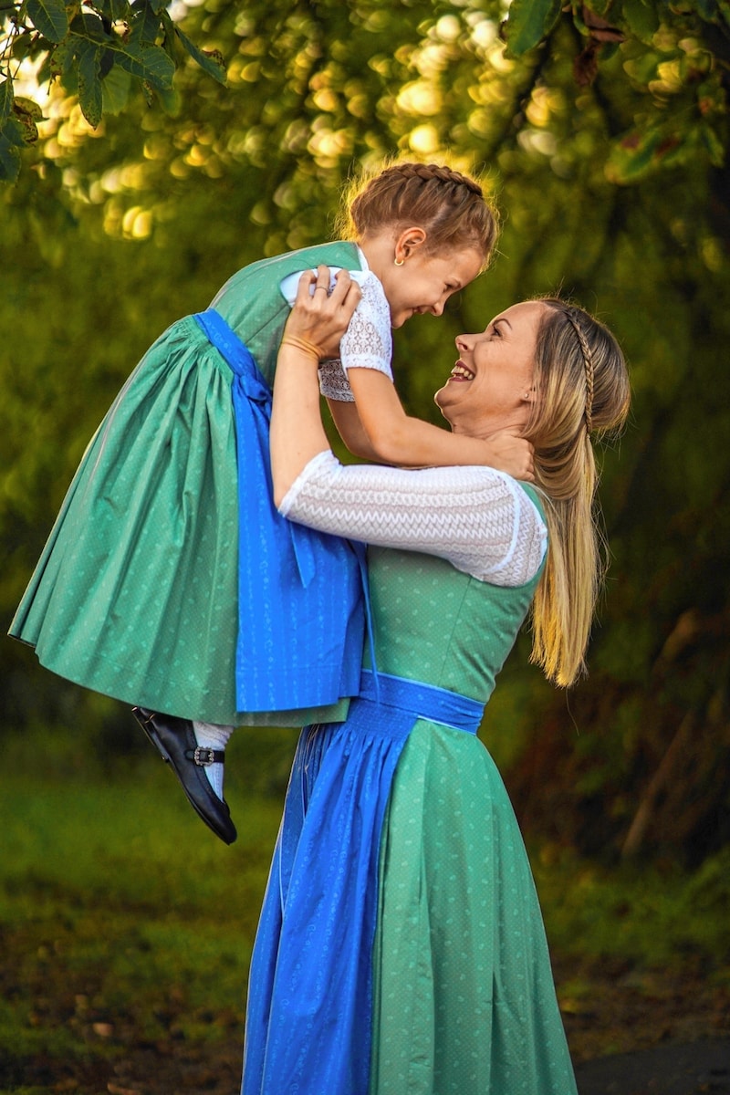 Einigkeit in der Familie in Oberösterreich: „Tracht ist Daheimsein, Hoamat, Familie und Vertrautheit.“ (Bild: Markus Wenzel)