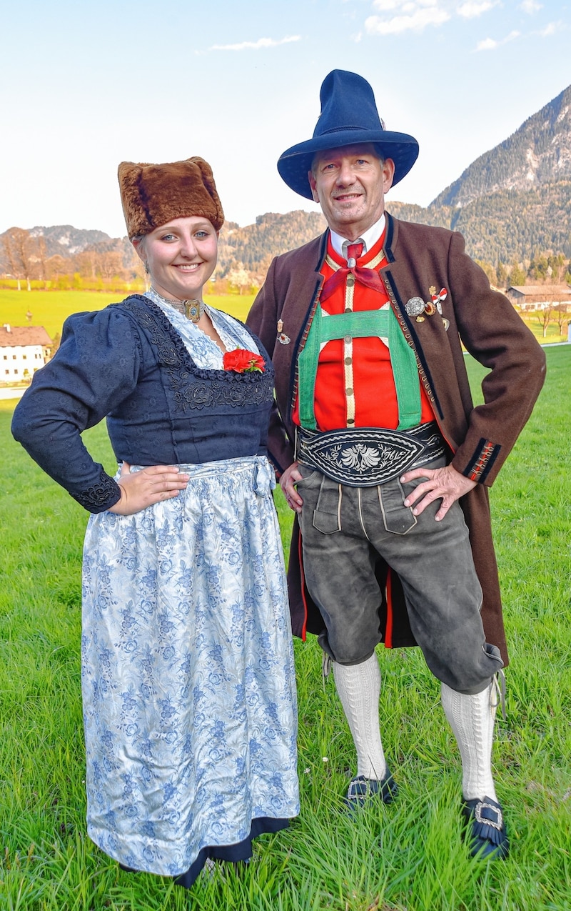 Anna Waldvogl und Harald Gogl vom Trachtenverein Koasara Kufstein: „Wir leben durch die Tracht heute noch das 120 Jahre alte Brauchtum unseres Vereins weiter, der während der Nazizeit übrigens ruhend gestellt wurde.“ (Bild: Hubert Berger)