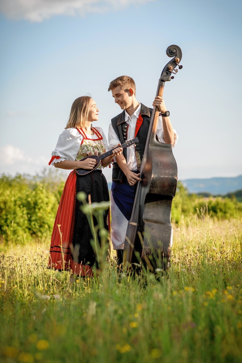 Johanna Palkovits und Jakob Jankovits tragen die Tracht der Burgenlandkroaten bei Auftritten oder Anlässen wie dem Erntedankfest. (Bild: Maria Hollunder)