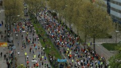 Der Kleine hatte beim Marathon ganze sieben Kilometer zurückgelegt. Jetzt ist er wieder bei seinem Vater. (Bild: APA/TOBIAS STEINMAURER)