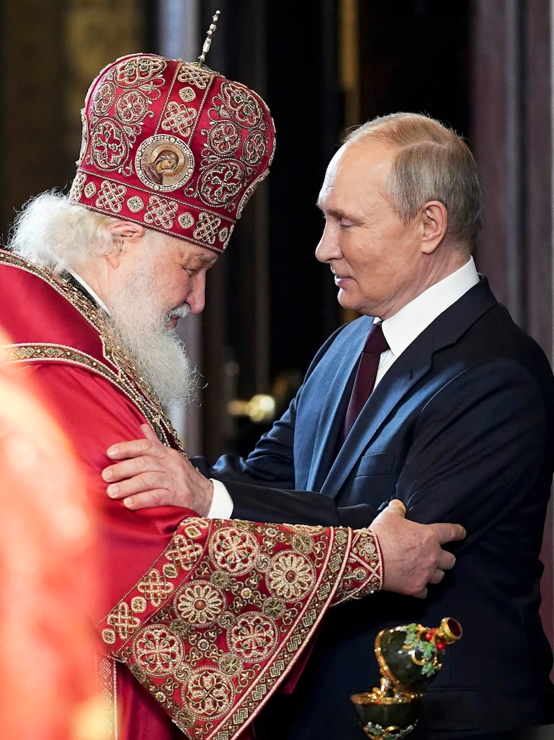 Wladimir Putin mit Kirill dem Ersten, dem Patriarchen der russisch-orthodoxen Kirche. (Bild: AP/Russian Orthodox Church Press Service)