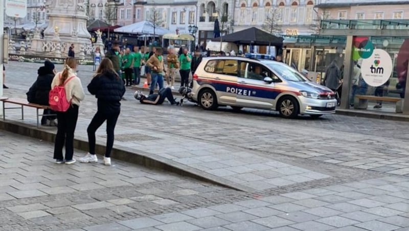 Der Polizeiwagen rammte das Motorrad am Linzer Hauptplatz, Bike und Biker landeten am Boden. (Bild: "Krone"-Leserreporter, Krone KREATIV)