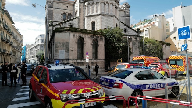 Die Einsatzkräfte in Nizza waren mit einem Großaufgebot vor der Kirche Saint-Pierre d‘Arene. (Bild: AFP/Valery HACHE)