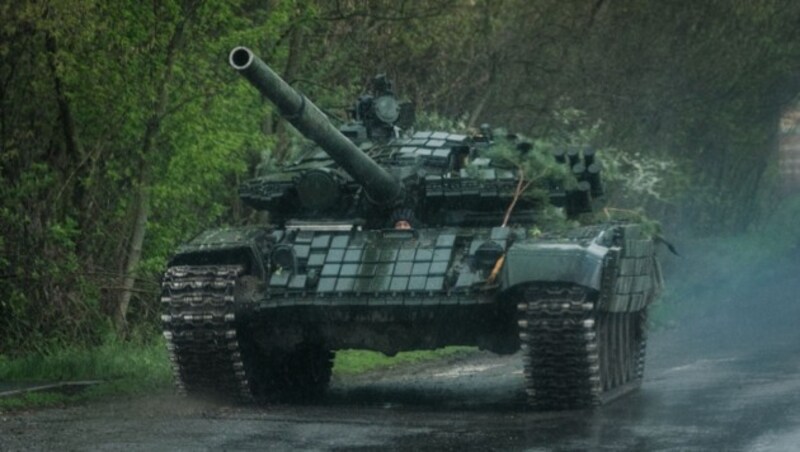 T-72-Panzer aus Sowjetbeständen kommen auch auf ukrainischer Seite zum Einsatz. (Bild: APA/AFP/Yasuyoshi CHIBA)