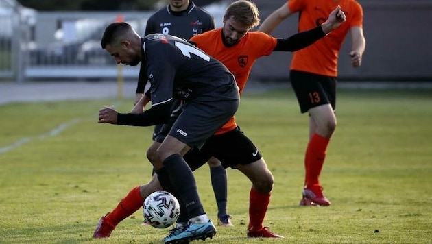 Koppl (Florian Deisl Mitte, in orange) kämpft um den Aufstieg in die 2. Landesliga. (Bild: Andreas Tröster)