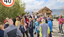 200 Demonstranten versammelten sich am Sonntag am Fuße des Traunsteins, um gegen Parkgebühren Stimmung zu machen. (Bild: Hörmandinger Reinhard)