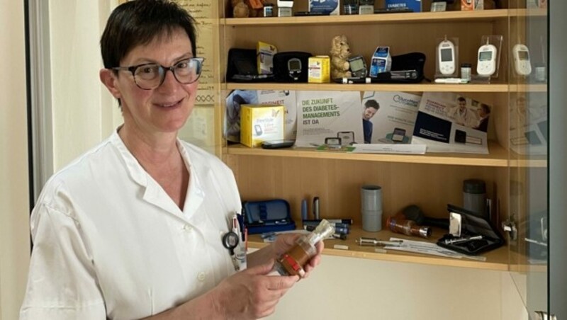 Diabetesberaterin Karin Schmid lehrt das Insulinverabreichen. (Bild: Manuela Karner)