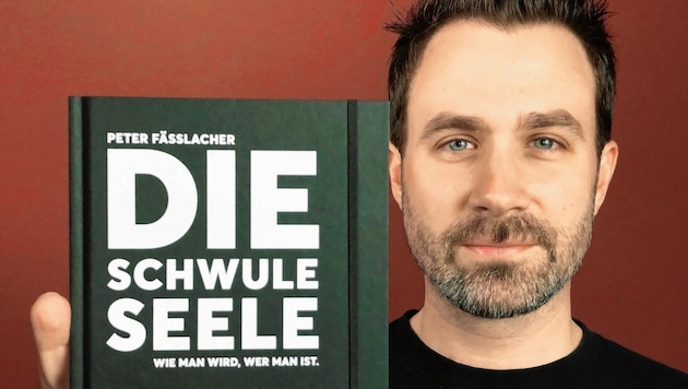 ORF-Star Peter Fässlacher präsentiert sein Buch, das offenbar wegen des Titels von Facebook verbannt wurde. (Bild: Luftschacht Verlag)