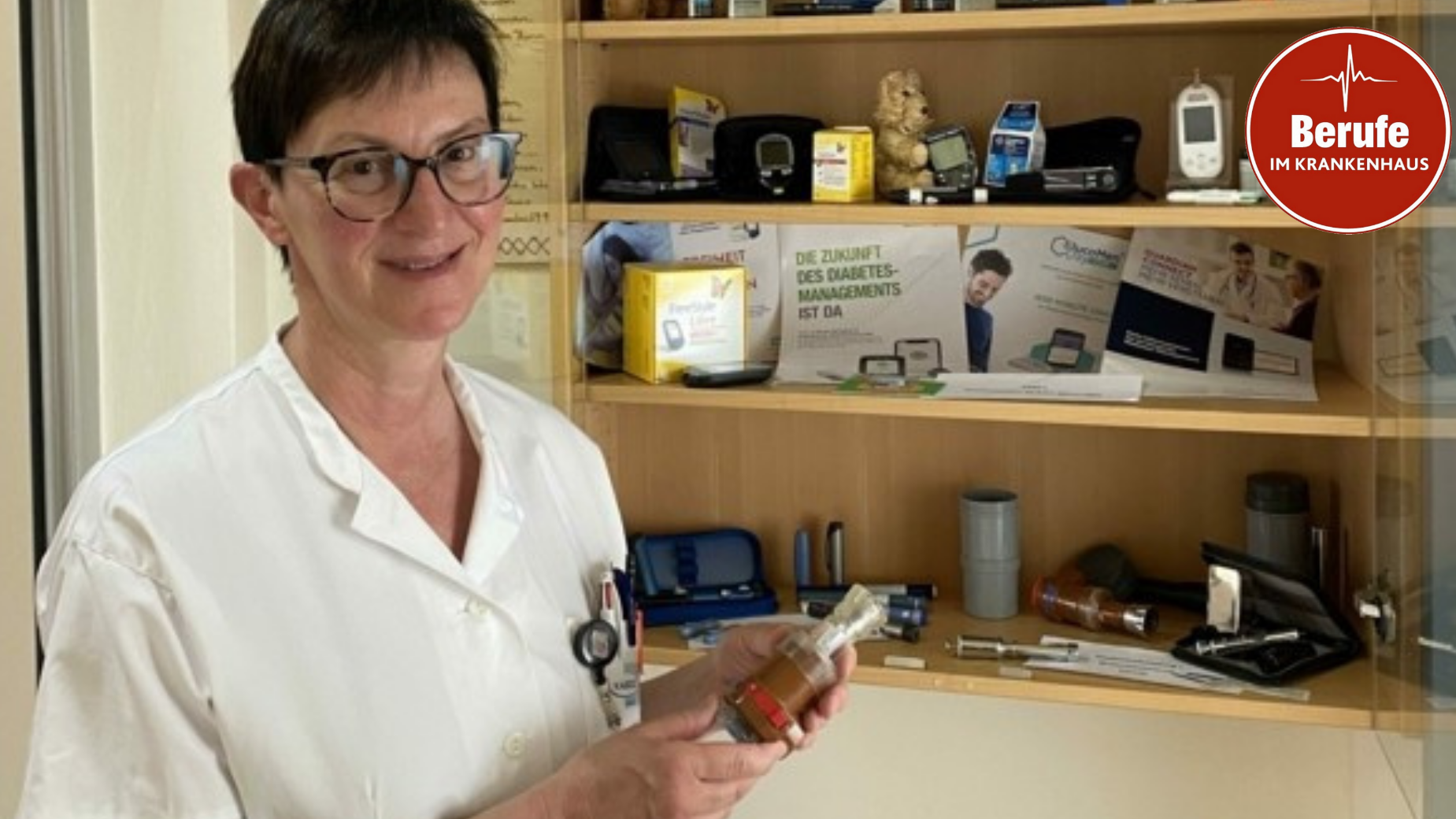 Diabetesberaterin Karin Schmid lehrt das Insulinverabreichen. (Bild: Manuela Karner)
