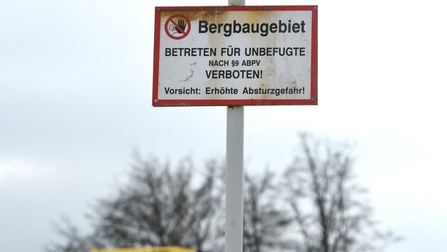 Dieses Taferl warnt in Ohlsdorf vor Gefahren im Bergbaugebiet (Bild: Wolfgang Spitzbart)