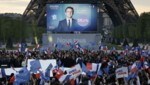 Macrons Anhänger feiern seinen Wahlerfolg vor dem Eiffelturm. (Bild: AFP)