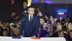 Macron bei seiner Rede vor dem Eiffelturm (Bild: AFP)