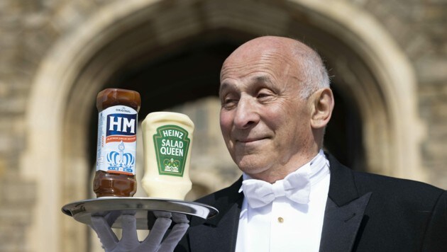 Der Butler präsentiert eine limitierte Salatcreme und eine Sauce zum Jubiläum der Queen. (Bild: Matt Alexander / PA / picturedesk.com)