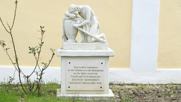 Junto al patio hay un monumento a las víctimas de la guerra y la expulsión.  (Imagen: P. Huber)
