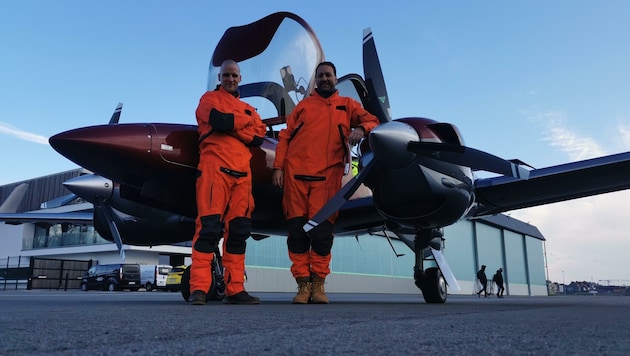 Elias Zeindl (li.) begleitete Pilot Martin Scherrer (re.), der seit 25 Jahren Flugzeuge zu Kunden rund um die Welt bringt. (Bild: ServusTV)